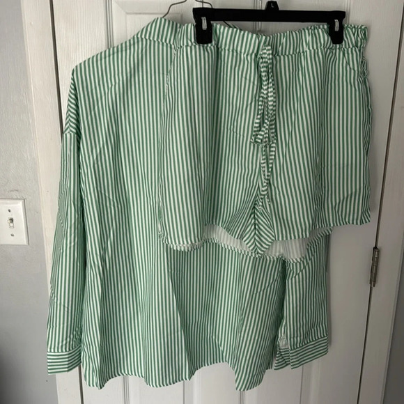 NWOT Women’s Stripe Outfit Set Long Sleeve and Short - Picture 3 of 4